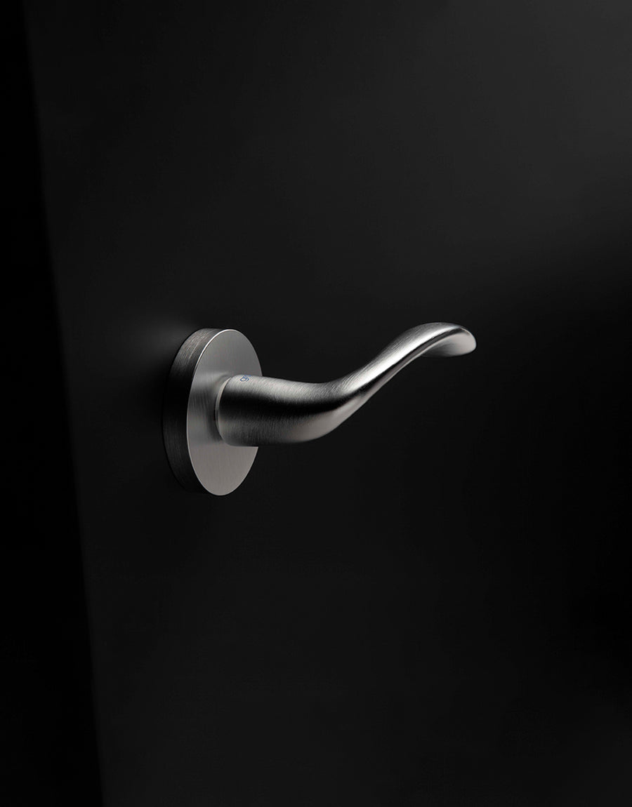 Idea door handle set on round rose