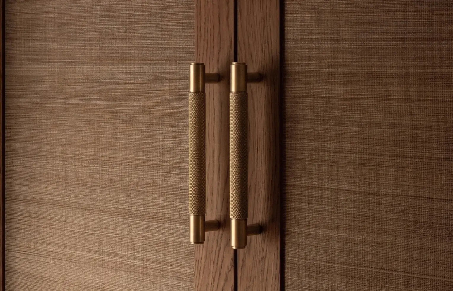 Armario de madera con tiradores Ibiza