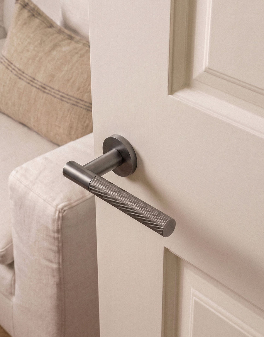 Contemporary Ibiza handle on round rose – Groël