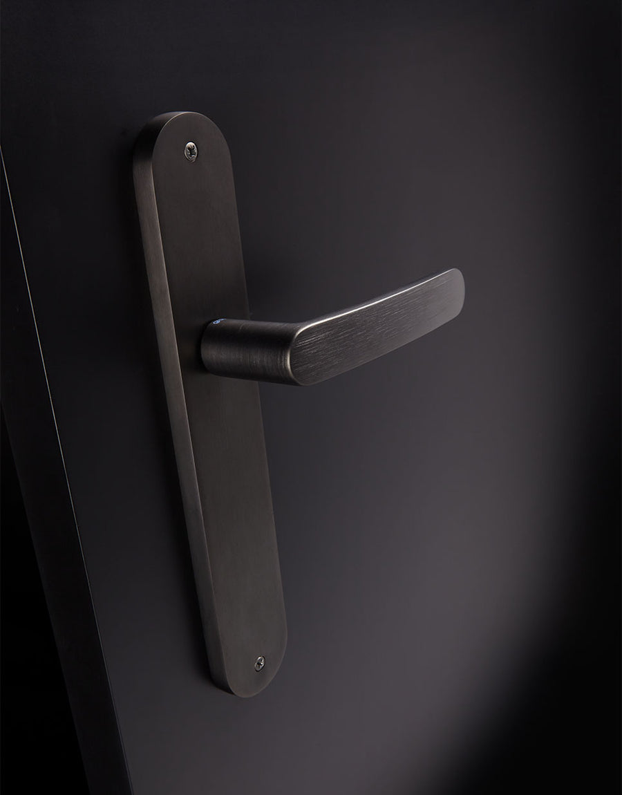 Tendenza lever handle set on an oval backplate