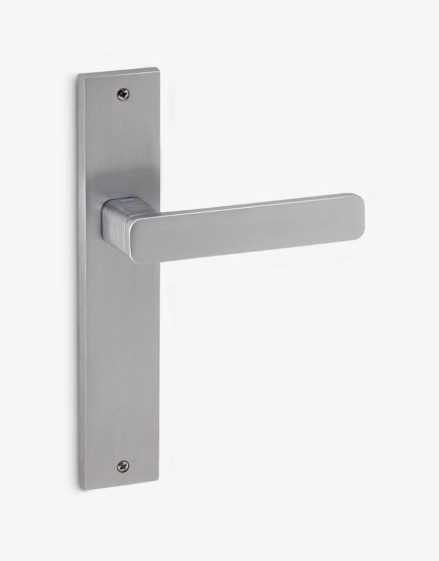 Flow lever handle set on a rectangular backplate