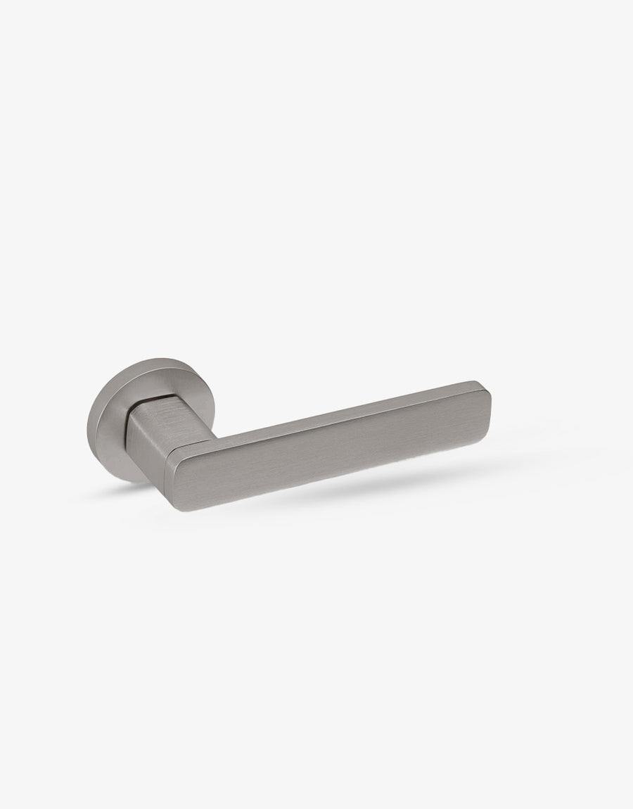 Flow door handle set on round rose