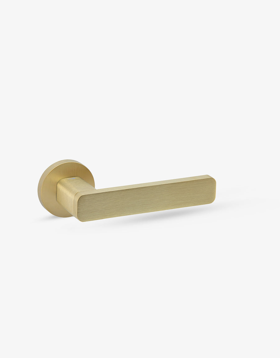 Flow door handle set on round rose