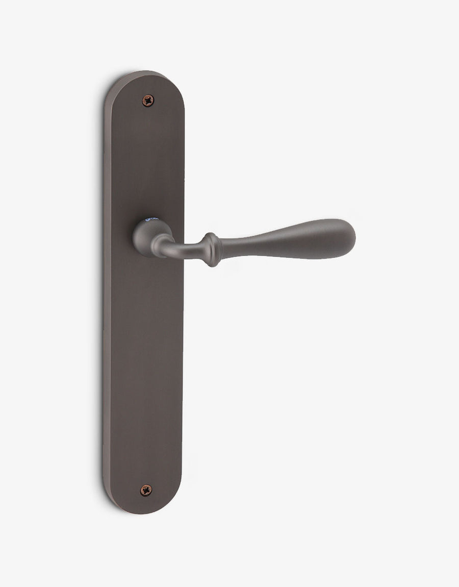 Kilto lever handle set on oval backplate