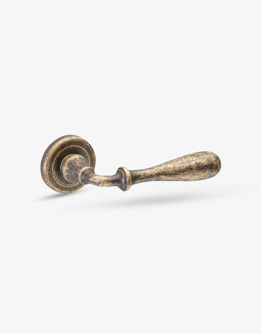 Kilto door handle set on round rose