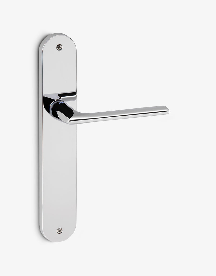 Baci lever handle set on an oval backplate