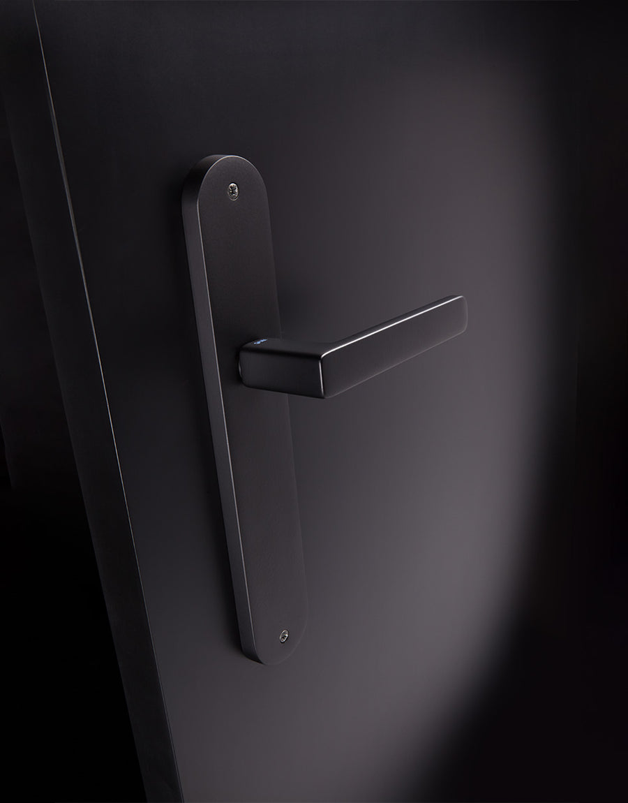 Dadá lever handle set on an oval backplate