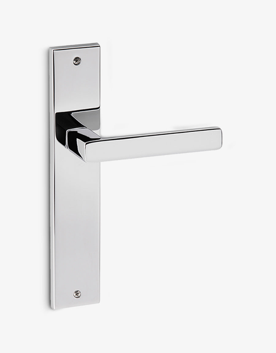 Dadá lever handle set on a rectangular backplate