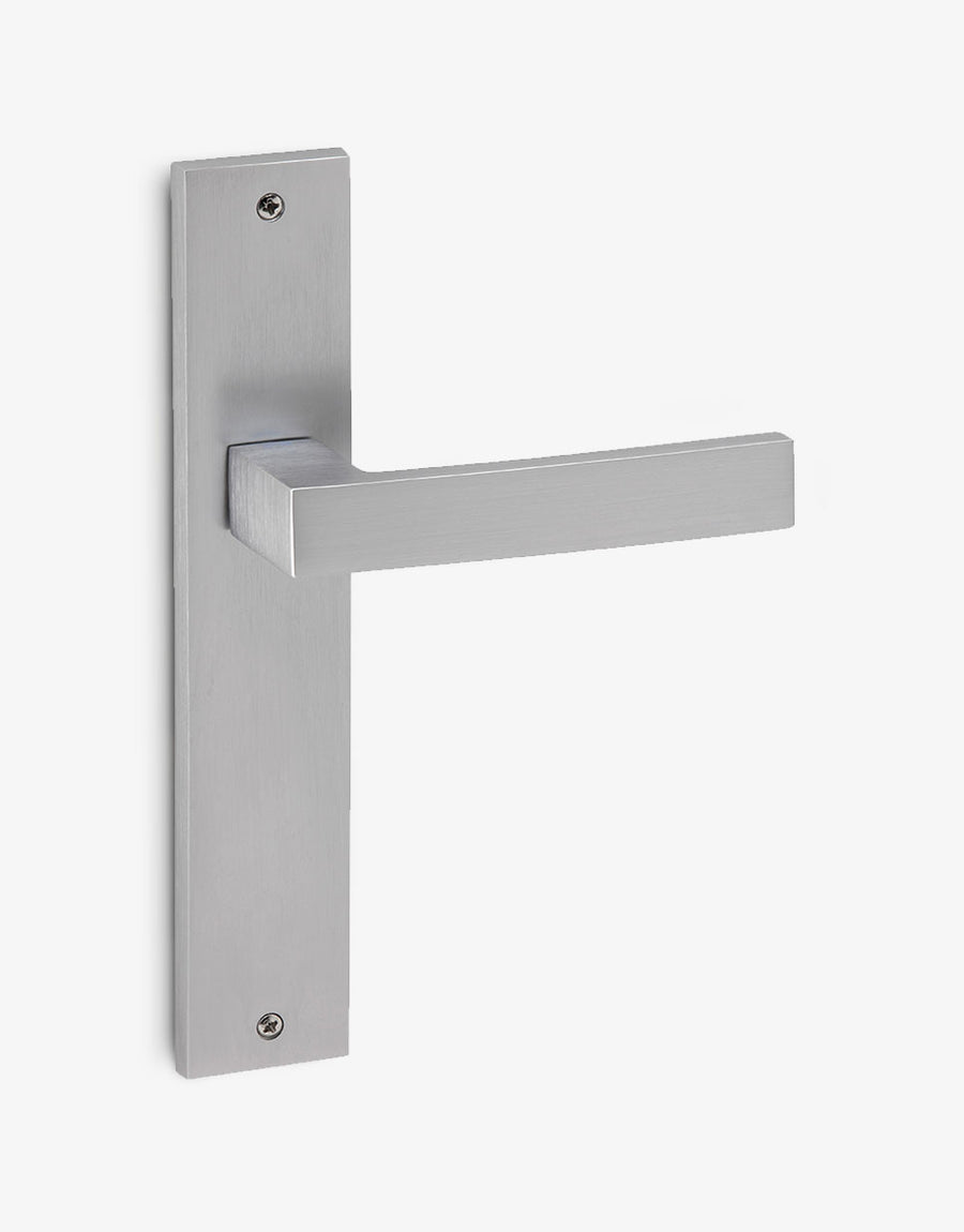 Ángolo lever handle set on a rectangular backplate