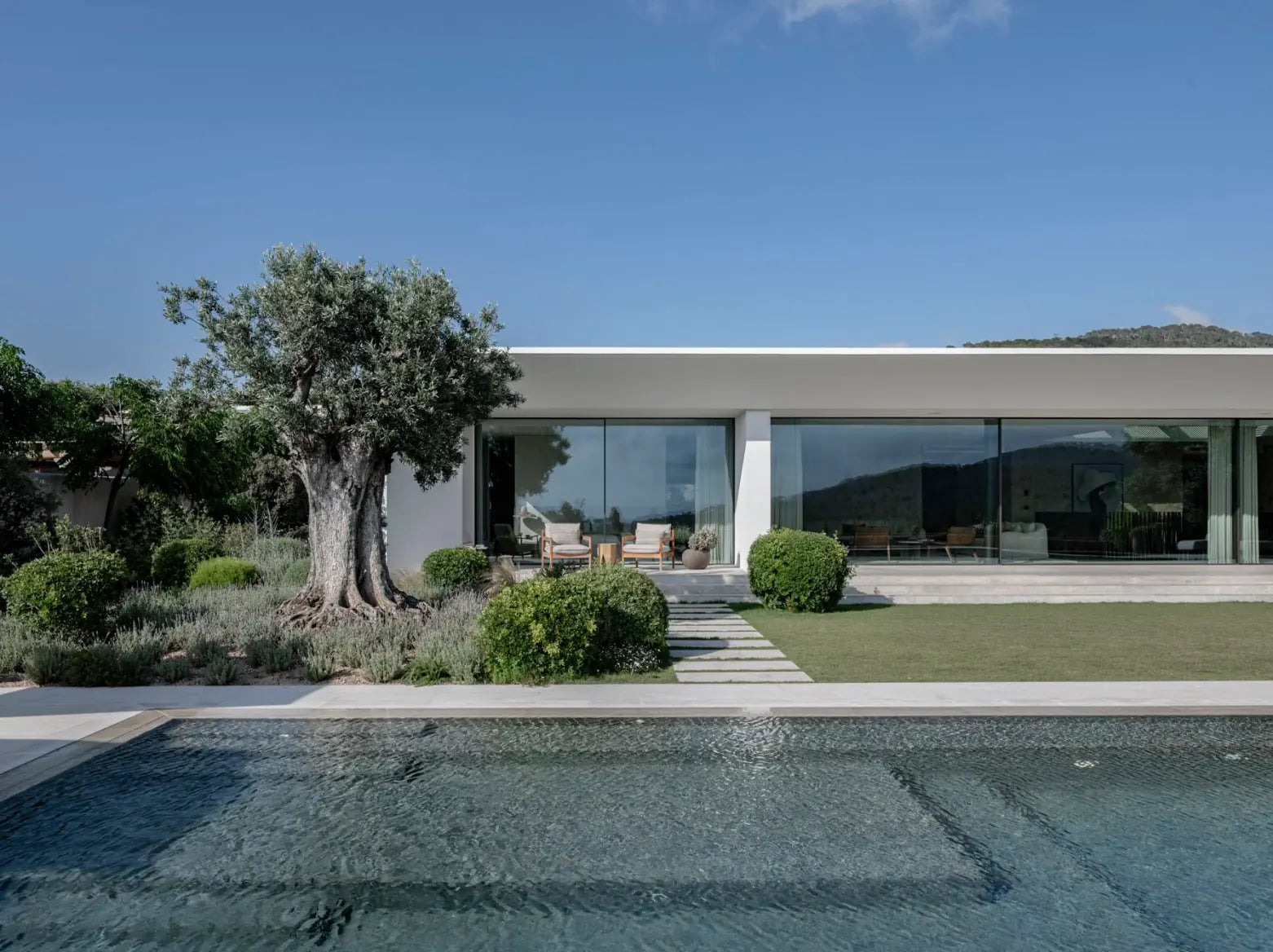 Can Olivia, una arquitectura abierta que se funde con el paisaje ibicenco